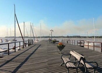Curbelo anunció la aprobación de un nuevo pliego licitatorio para la refacción del muelle de madera de Colonia