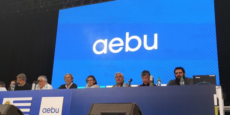 Asamblea de AEBU aprobó propuesta acordada para sanear la Caja Bancaria