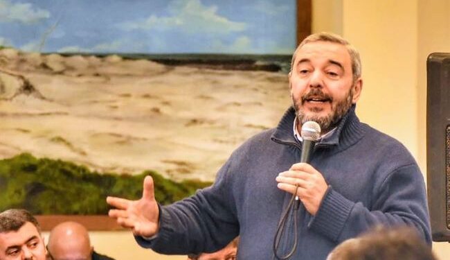 El senador Mario Bergara en gira por el departamento de Colonia