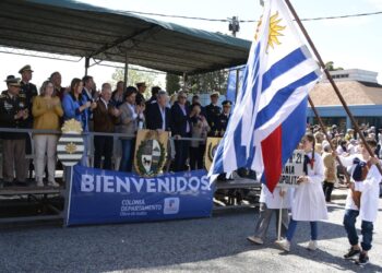 Presidente Lacalle Pou en desfile conmemorativo por los 165 años de La Paz CP