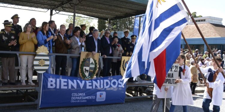Presidente Lacalle Pou en desfile conmemorativo por los 165 años de La Paz CP