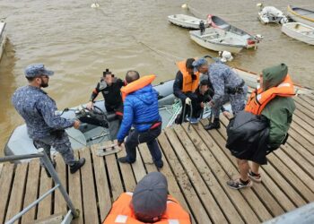 Exitoso rescate de 14 tripulantes de un velero que se hundió frente a las costas de Colonia del Sacramento