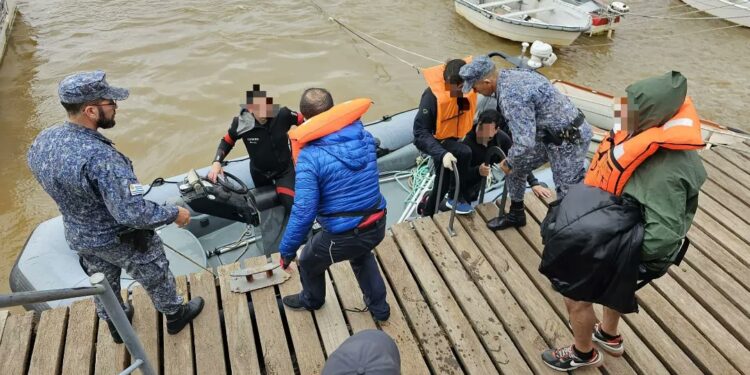 Exitoso rescate de 14 tripulantes de un velero que se hundió frente a las costas de Colonia del Sacramento