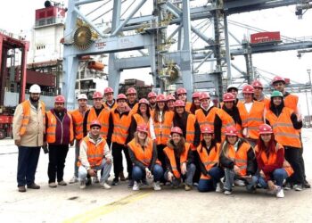 Estudiantes del IAE de Colonia recorrieron el Puerto de Montevideo y sus áreas logísticas