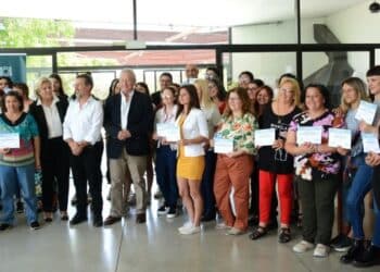 Entregaron los certificados del Curso de Mozos del Centro Barrial El General