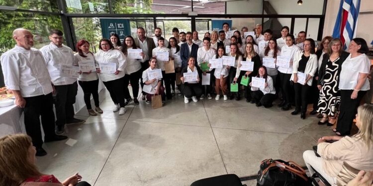 Más de 50 alumnos se graduaron en el Instituto de Hotelería y Gastronomía de Colonia