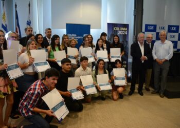 Intendencia y UDE becaron a 15 jóvenes para el próximo año lectivo