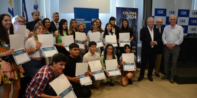 Intendencia y UDE becaron a 15 jóvenes para el próximo año lectivo