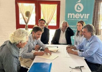 35 familias de Paso Antolín firmaron la propiedad de sus viviendas Mevir