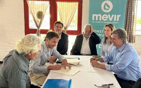 35 familias de Paso Antolín firmaron la propiedad de sus viviendas Mevir