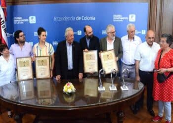 Intendencia reconoció a los artistas del teatro coloniense distinguidos con el Premio Florencio 2023
