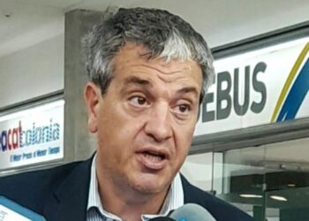 Curbelo anunció la aprobación de un nuevo pliego licitatorio para la refacción del muelle de madera de Colonia