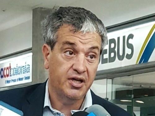 Curbelo anunció la aprobación de un nuevo pliego licitatorio para la refacción del muelle de madera de Colonia