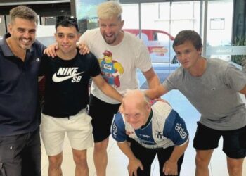 Luis ya tiene su camiseta azul y blanca de la selección de Colonia