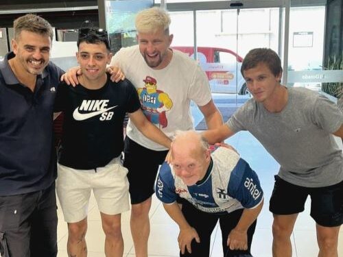 Luis ya tiene su camiseta azul y blanca de la selección de Colonia