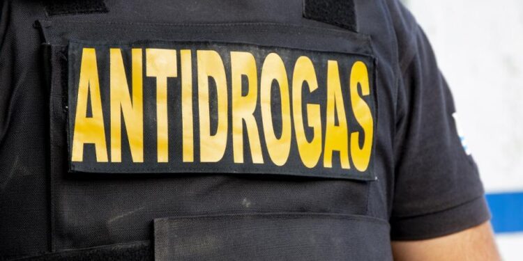 Policía de Colonia detuvo a requerido por violencia doméstica e incautó pastillas de éxtasis y armas