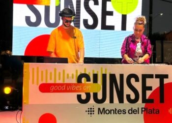 Maravilloso Sunset que combinó la muy buena música con una majestuosa puesta de sol en Colonia del Sacramento