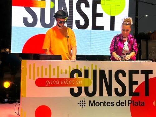 Maravilloso Sunset que combinó la muy buena música con una majestuosa puesta de sol en Colonia del Sacramento