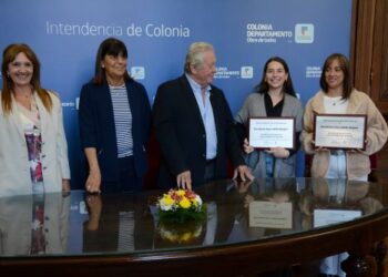 Intendencia de Colonia distinguió a Karina Sosa y Belén Bonjour ganadoras del concurso “La Guitarra de Chalar”
