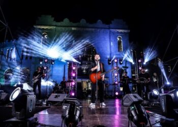 Una multitud vibró con Lucas Sugo en el cierre de la Semana de Turismo en Colonia del Sacramento