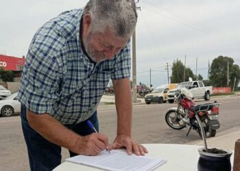 Napoleón Gardiol firmó para habilitar plebiscito “por una deuda justa”