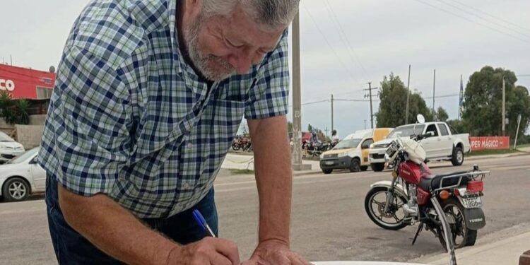 Napoleón Gardiol firmó para habilitar plebiscito “por una deuda justa”