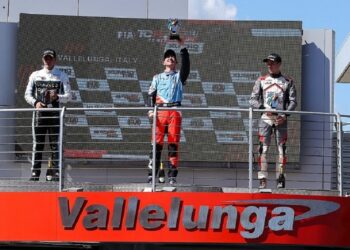 Santiago Urrutia hizo podio en la primera fecha del TCR World Tour