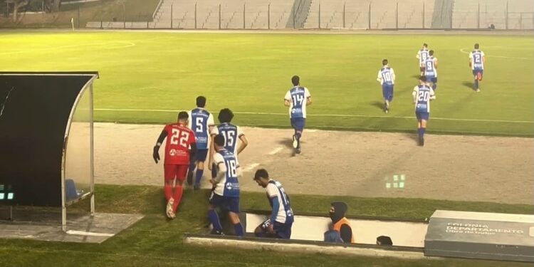 Deportivo goleó 4-0 a Artesano y es el único líder en la B de Colonia