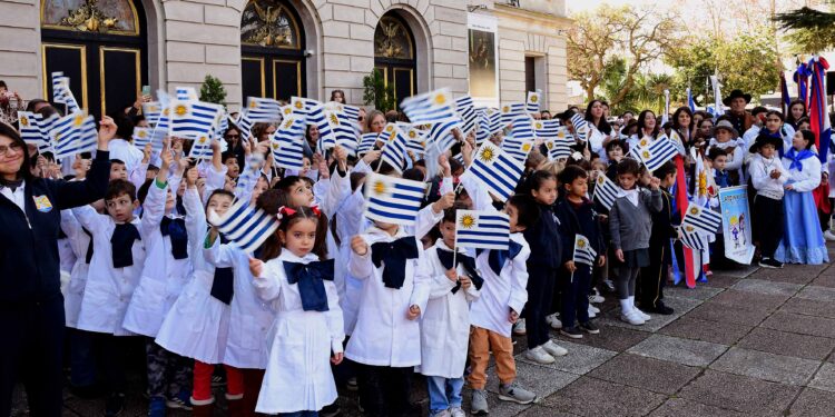 Se conmemoraron los 260 años del natalicio del prócer José Gervasio Artigas