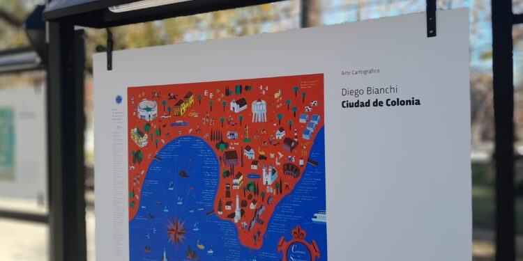 Quedó instalada la muestra de Arte Cartográfico en la Plaza 25 de Agosto