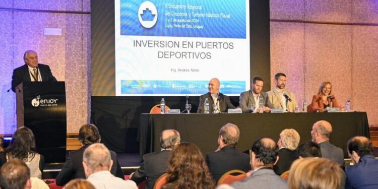 Delegación coloniense participó del X Encuentro Regional de Cruceros y Turismo Náutico Fluvial