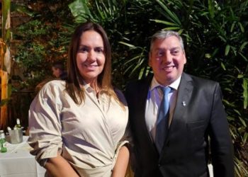 Maria de Lima junto al embajador Carlos Enciso en festejos de la Embajada de Uruguay en la República Argentina