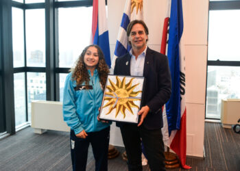 Presidente Lacalle Pou entregó pabellón nacional a la nadadora Hanna Arias