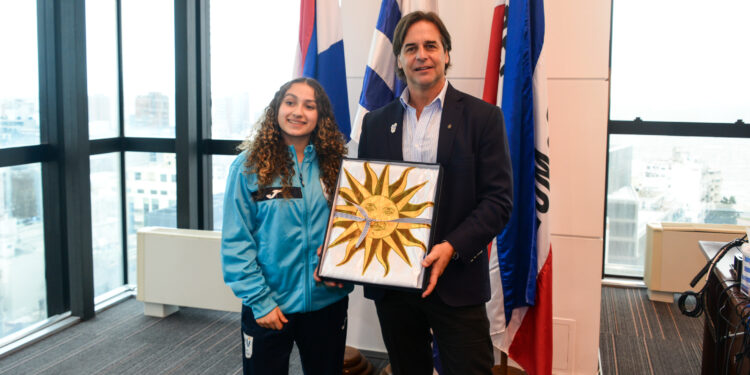 Presidente Lacalle Pou entregó pabellón nacional a la nadadora Hanna Arias