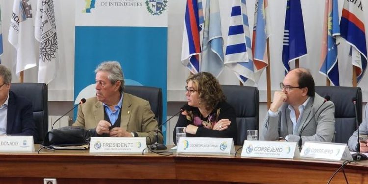 Expertos y el Congreso de Intendentes discuten la equidad en la distribución de recursos a nivel departamental