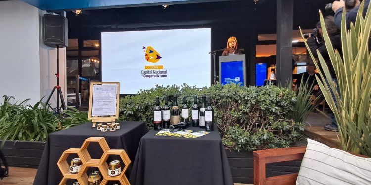 Cooperativas del departamento de Colonia junto a autoridades de INACOOP y CUDECOOP en la Expo Prado