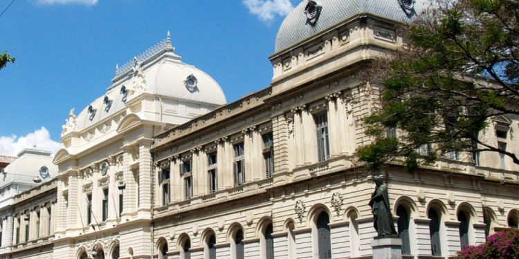 En el 2025 la Universidad de la República dictará carreras en Colonia y Mercedes