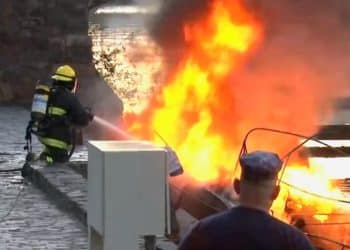 Voraz incendio destruyó embarcación amarrada junto al Muelle de Madera