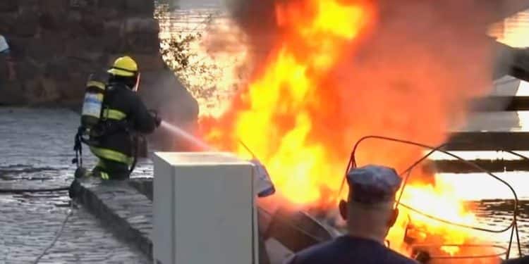 Voraz incendio destruyó embarcación amarrada junto al Muelle de Madera