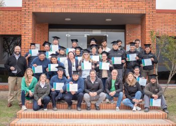 36 personas terminaron educación media con el programa Rebrote de la empresa Montes del Plata