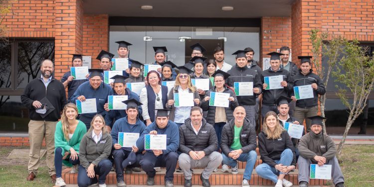 36 personas terminaron educación media con el programa Rebrote de la empresa Montes del Plata