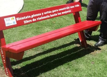 Colonia del Sacramento tiene su Banco Rojo en la Plaza del Reloj