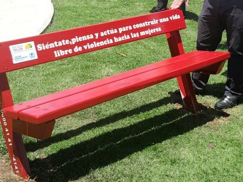 Colonia del Sacramento tiene su Banco Rojo en la Plaza del Reloj