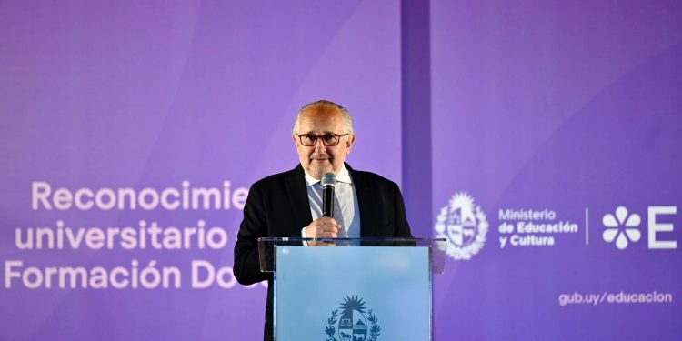 Docentes recibieron sus reconocimientos universitarios en la ciudad de Colonia