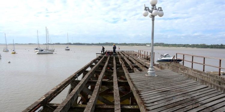 Autoridades de la ANP visitaron las obras de restauración y rehabilitación del muelle de madera de Colonia