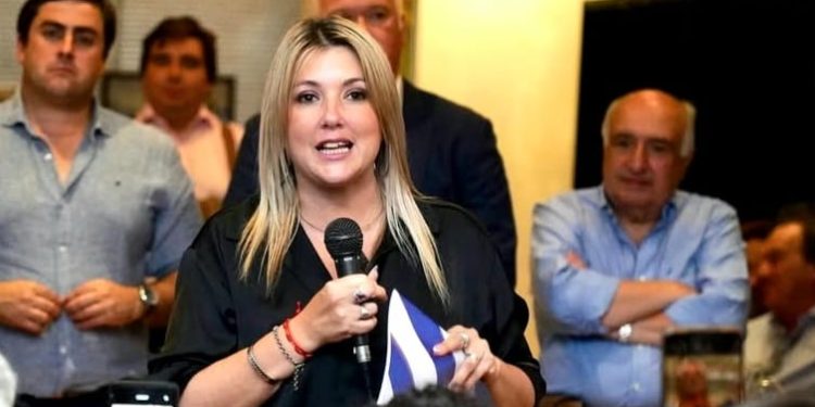 Valeria Ripoll insiste en comparar a Yamandú Orsi con Fernández en “un modelo muy similar al kirchnerista”  