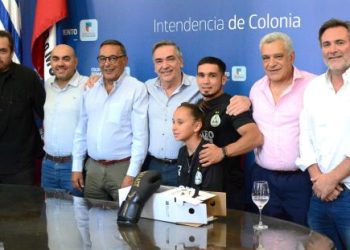 Intendente Rodríguez reconoció al boxeador coloniense “Mariachi” Casero