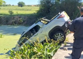 Hombre de 70 años murió al caer a un arroyo con su camioneta