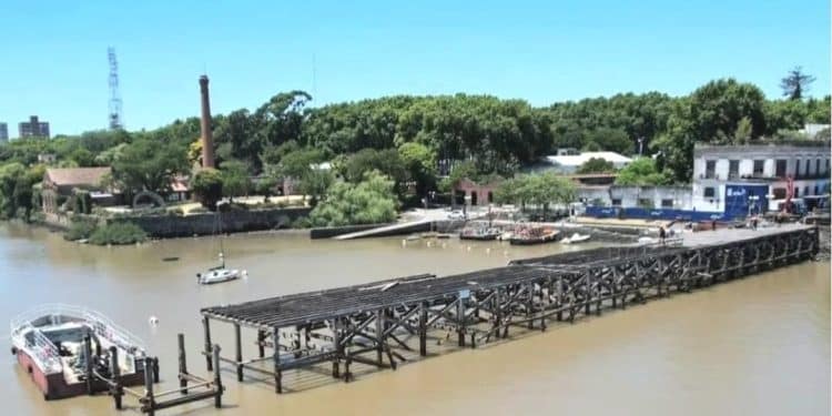 Significativo avance de las obras de restauración y refacción del muelle de madera de Colonia del Sacramento