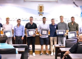 Cuatro integrantes del plantel campeón de Plaza Colonia entre los once mejores de la Segunda División del 2024